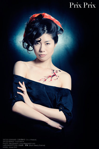 Azusa Ono modeling Tsuyabeni temporary tattoo