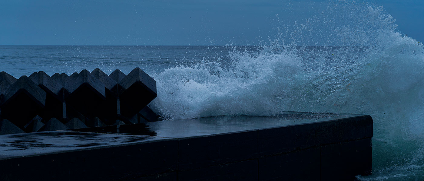 Shooting Muroran, Hokkaido, on X1D: photo of waves crashing on breakwater